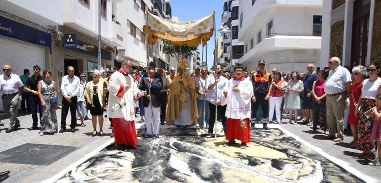 Decenas de fieles acompañaron la procesión del Corpus Christi de Arrecife