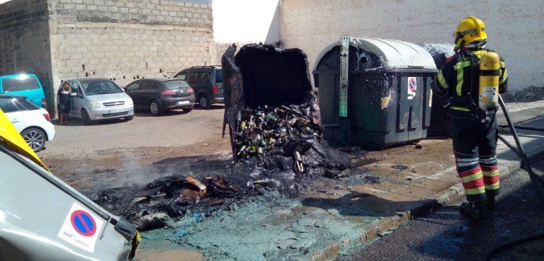 Arden por completo tres nuevos contenedores en la calle Gaida de Arrecife