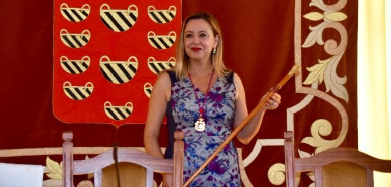 Loli Corujo toma el bastón de mando: "Este Cabildo ha cambiado de presidenta"