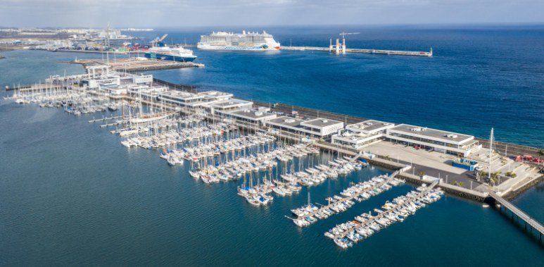 Encuentran el cuerpo sin vida de un hombre flotando en aguas del puerto deportivo Marina Lanzarote