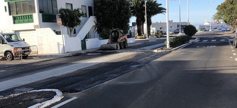 El Ayuntamiento anuncia que el asfaltado de la calle Mástil de Playa Honda están "finalizándose"