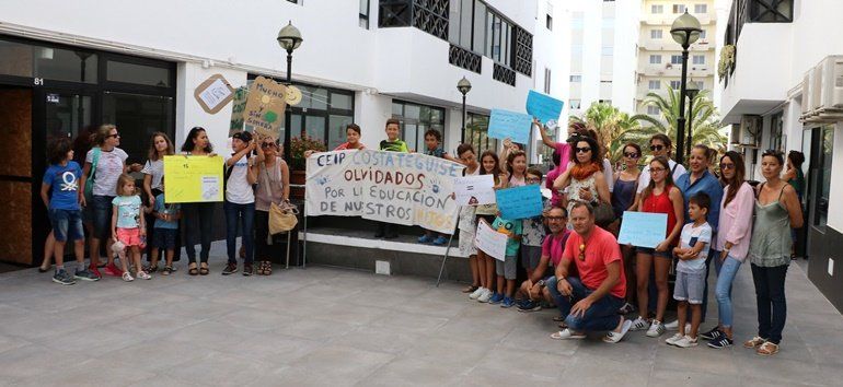 Padres del CEIP de Costa Teguise protestan ante Educación por las "pésimas" condiciones del centro