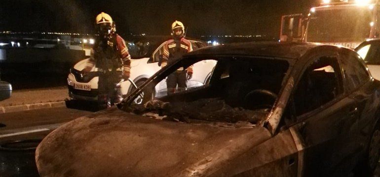 Sofocan un incendio en un vehículo en Arrecife y otro en una vivienda abandonada en Playa Blanca