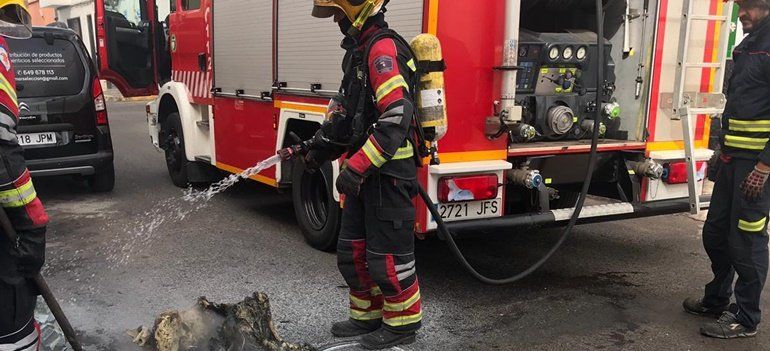 Los bomberos extinguen un nuevo incendio en un contenedor en Arrecife