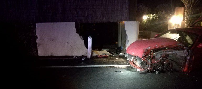 Un coche se empotra contra dos muros en Puerto Calero