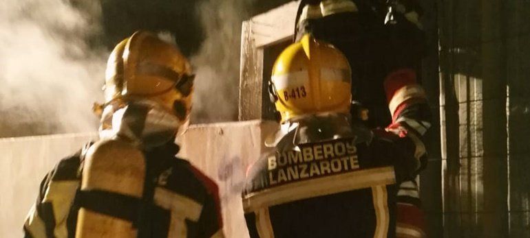 Los bomberos extinguen un incendio en una obra abandonada en Puerto del Carmen