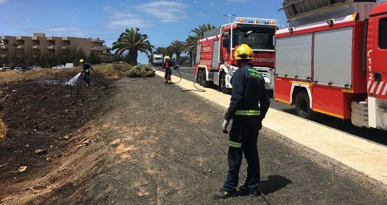 Los bomberos sofocan un incendio de rastrojos que se extendió por 400 metros cuadrados en Costa Teguise