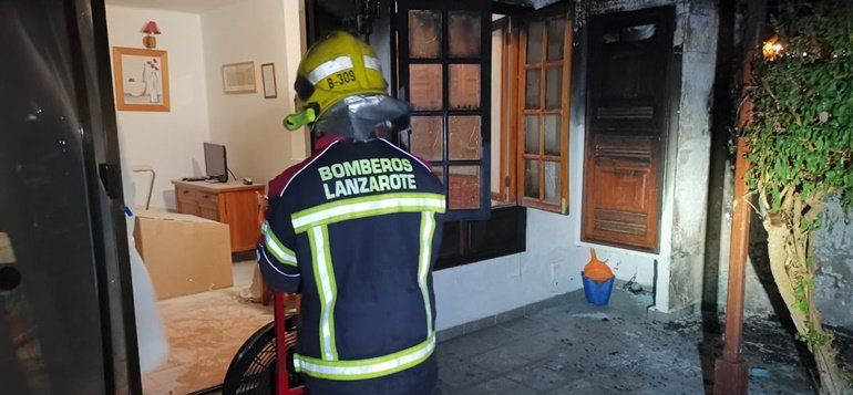 Sofocan un incendio en una terraza de una vivienda de Playa Blanca