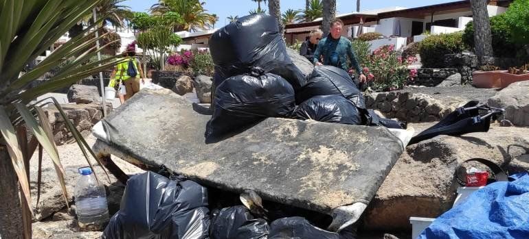 Voluntarios retiran kilos de residuos de Playa Flamingo y su fondo marino