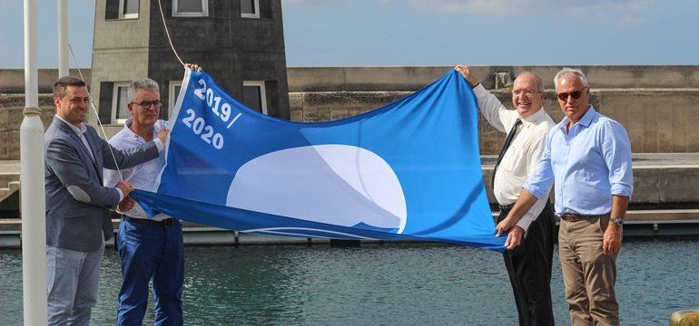 Puerto Calero iza su vigésimocuarta Bandera Azul