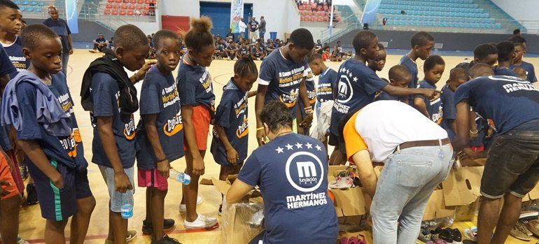Cientos de niños de Guinea Ecuatorial se calzan las Zapatillas Solidarias de Lanzarote