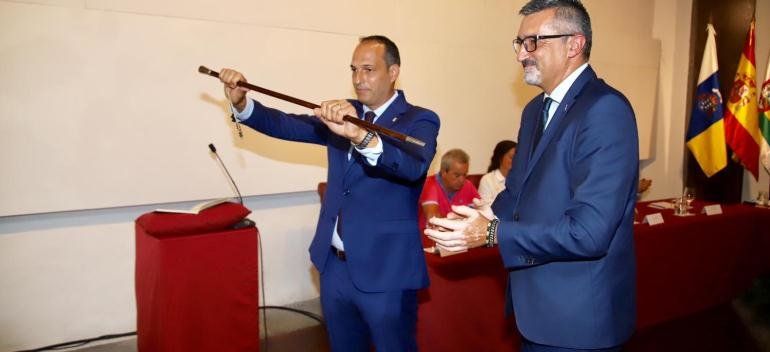 Alfredo Villalba recibe el bastón de mando de Haría del anterior alcalde, Marci Acuña