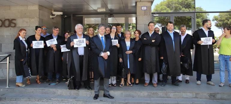 Los abogados se concentran en los Juzgados de Arrecife en defensa del turno de oficio