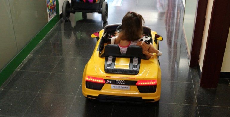 Los niños del Hospital Molina Orosa van a quirófano en cochecito eléctrico