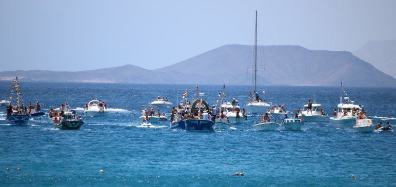 La Virgen del Carmen se da un baño de masas en su fiesta marinera de Playa Blanca