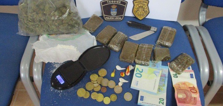 La Policía Local de Teguise detiene a un hombre por vender droga durante las fiestas de La Graciosa
