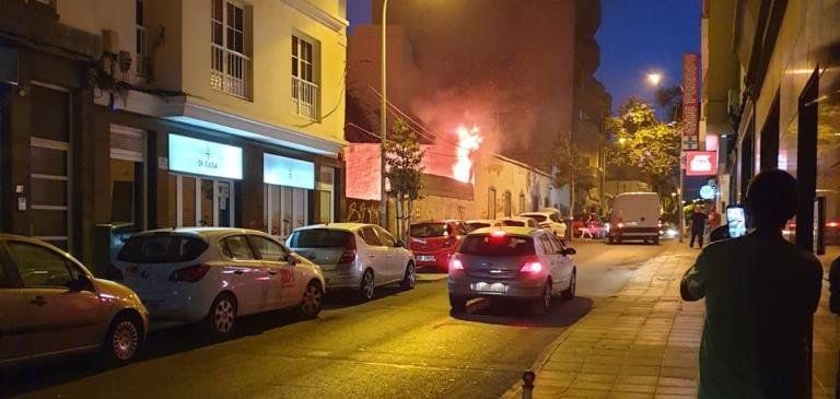 Los bomberos intervienen en dos pequeños incendios en Arrecife y en Puerto del Carmen