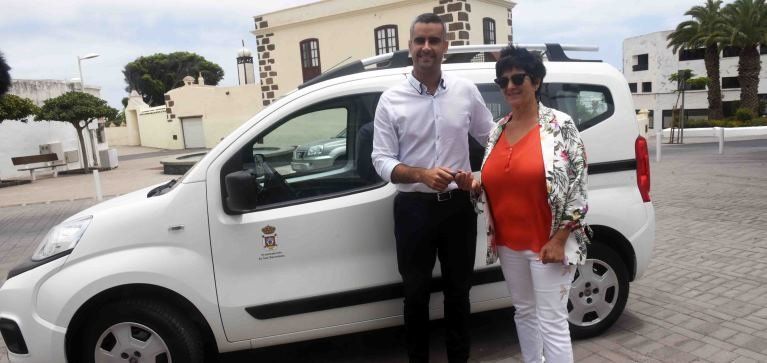 El Ayuntamiento de San Bartolomé cede un vehículo mixto adaptable a Adislan