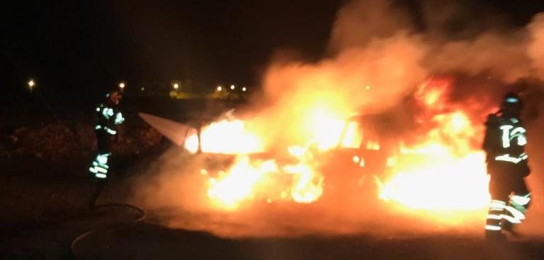Arden de madrugada tres coches y una furgoneta en Arrecife