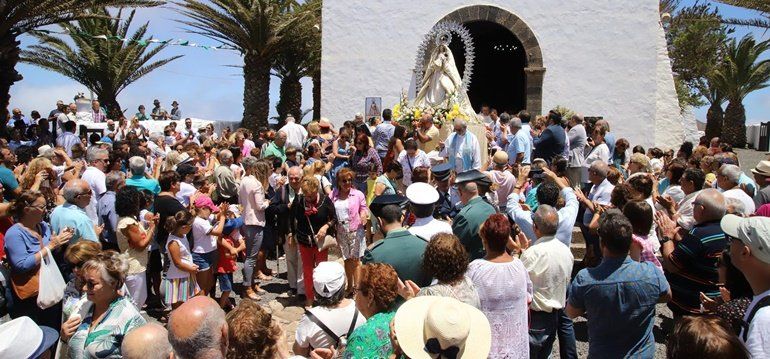 La Virgen de Las Nieves sale en procesión acompañada de decenas de fieles