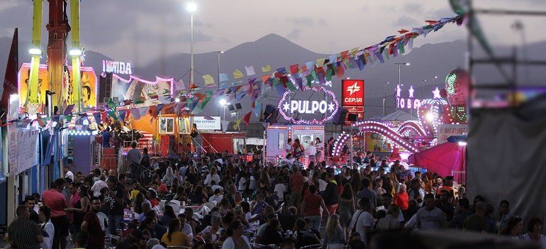 El Ayuntamiento prohíbe los vasos de vidrio en las verbenas de Puerto del Carmen