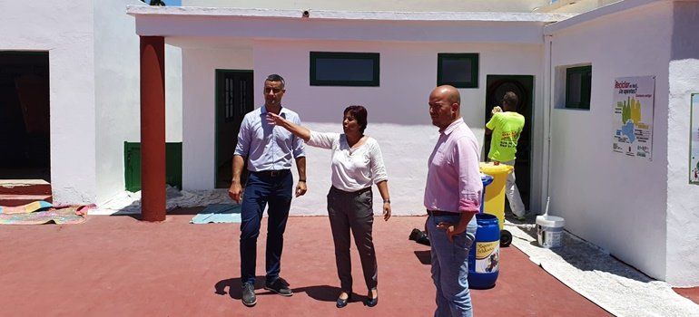 San Bartolomé realiza obras de remozamiento en los colegios del municipio