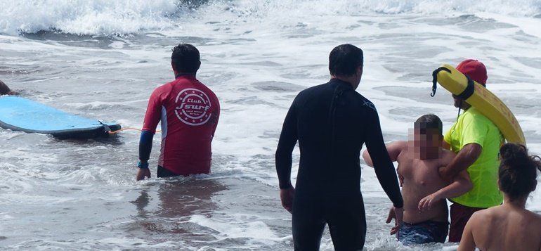 Rescatados un padre y un hijo que habían sido arrastrados por el mar en Arrieta