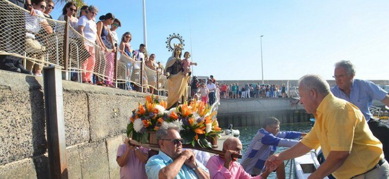 La Tiñosa vivió con devoción su procesión marítima en honor a la Virgen del Carmen