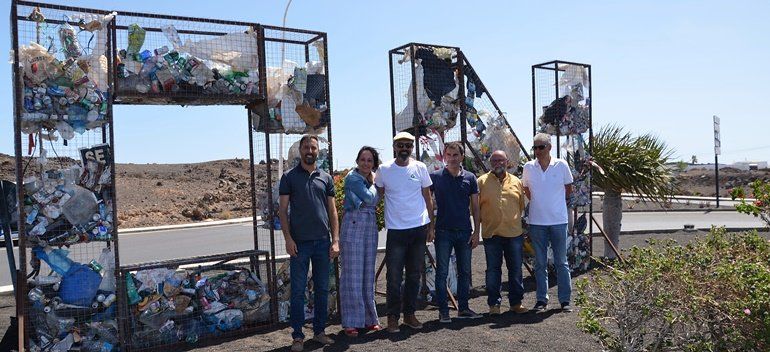 Jóvenes hacen visible el "gran problema" de la basura con una estructura instalada en Puerto del Carmen