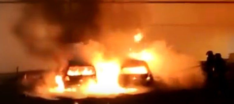 Un incendio calcina dos coches en el muelle de Órzola y causa daños en un tercero