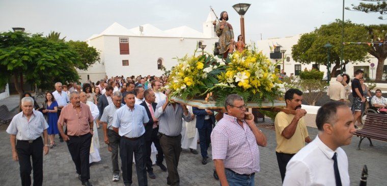 Los vecinos de Tinajo honran a San Roque con la procesión y la misa en su día grande