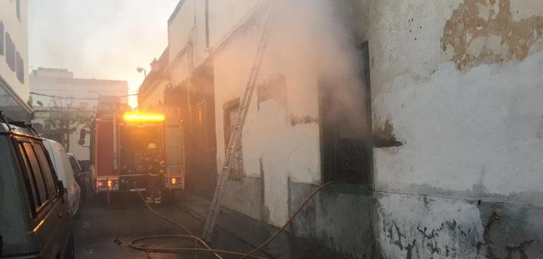 Los bomberos rescatan a dos personas de un incendio en una casa abandonada en Arrecife
