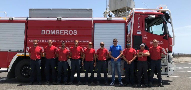 El Cabildo de Lanzarote envía un camión-nodriza y tres bomberos más a Gran Canaria