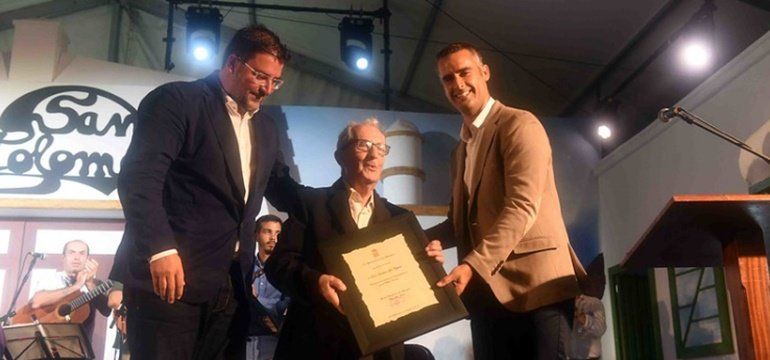 Esteban Gil recibió el Premio Ajei a la labor folclórica de San Bartolomé