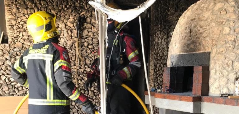 Evacuada una persona con quemaduras tras un incendio en una vivienda de Yaiza