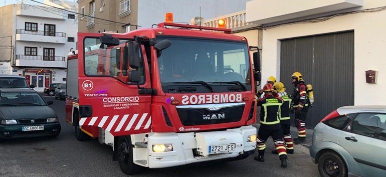 Los bomberos sofocan un incendio en una vivienda de Arrecife