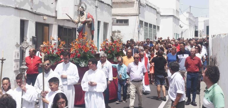 San Bartolomé celebra con misa y procesión el día de su Patrón