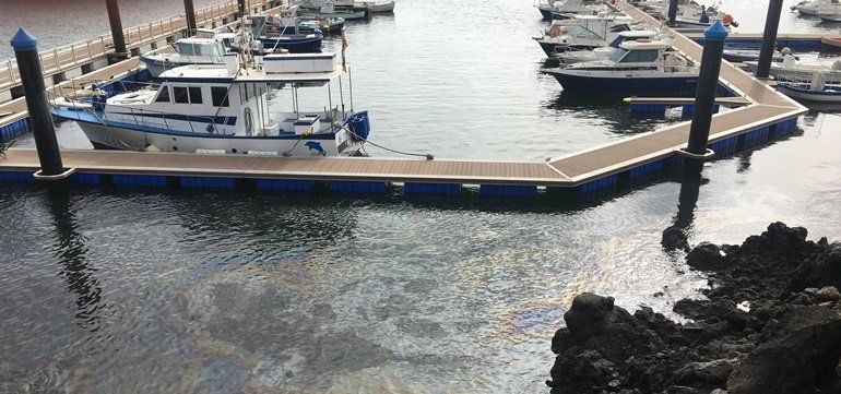 Denuncian "vertidos" de barcos en el muelle de Órzola