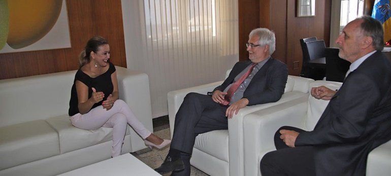 La presidenta del Cabildo recibe a los cónsules de Alemania en Lanzarote y Las Palmas