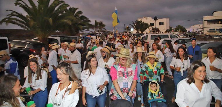 Punta Mujeres se echó a la calle para disfrutar de la romería