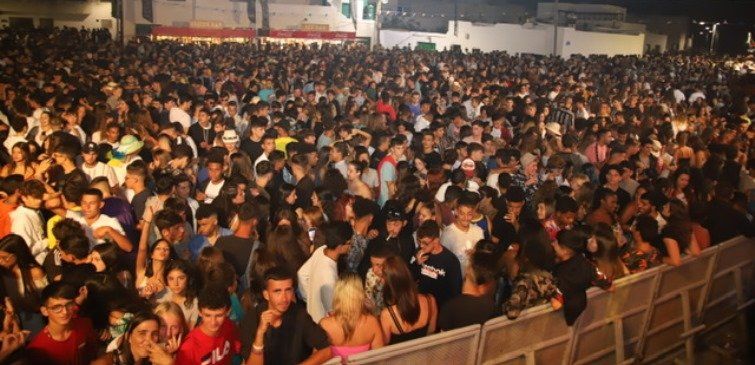 Miles de personas acuden a vivir la segunda noche de fiesta en Caleta de Famara