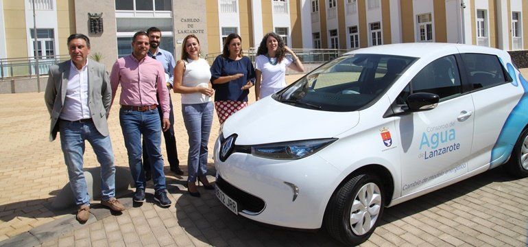El Cabildo cede al Ayuntamiento de Arrecife un nuevo vehículo eléctrico