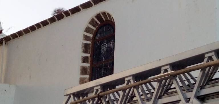 Los bomberos desmontan una vidriera de la iglesia de Guatiza ante el riesgo de caer