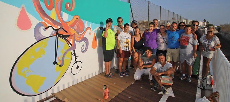 La Asociación Tinguafaya colabora en los murales del carril bici que une Playa Honda con el aeropuerto