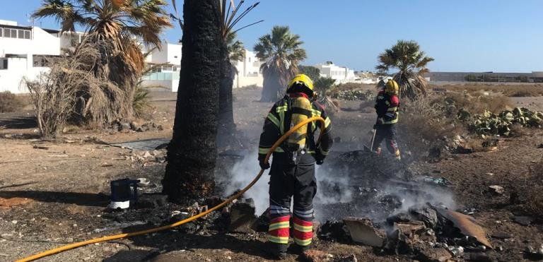 Los bomberos apagan el incendio de dos palmeras y un colchón en Playa Honda