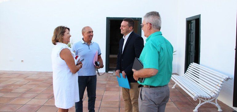 Yaiza pide a los parlamentarios del PSOE que insten a cumplir los plazos del puerto y del CEO Playa Blanca