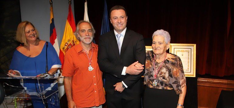 Yaiza nombra Hija Predilecta a la poetisa Benjamina Marrero e Hijo Adoptivo al artesano Tino Alemán