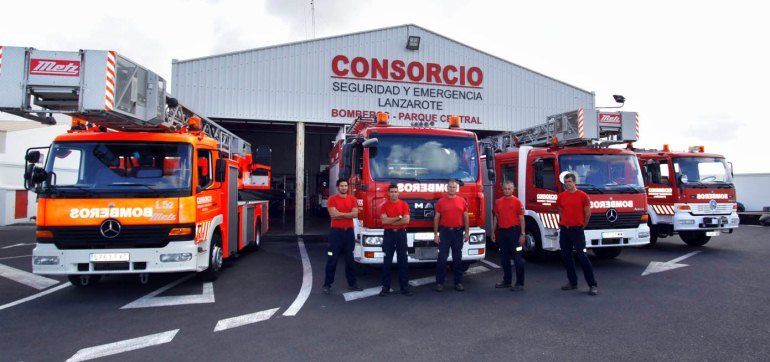 Los bomberos ayudan a evacuar por la ventana a una mujer que requería asistencia médica