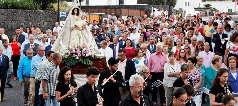 Yaiza sale en procesión en honor a la Virgen de los Remedios