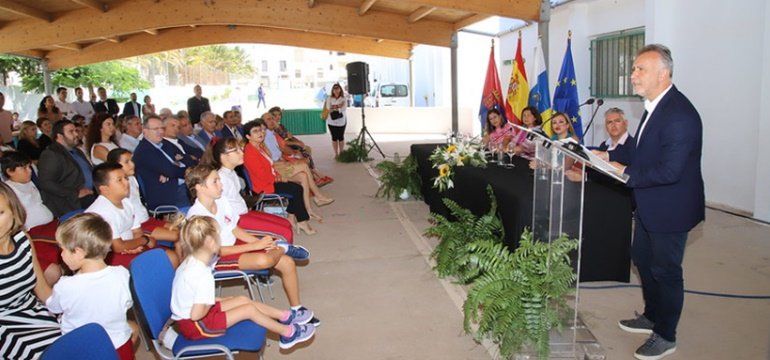 El presidente del Gobierno canario abre el curso escolar en Lanzarote reivindicando a Manrique